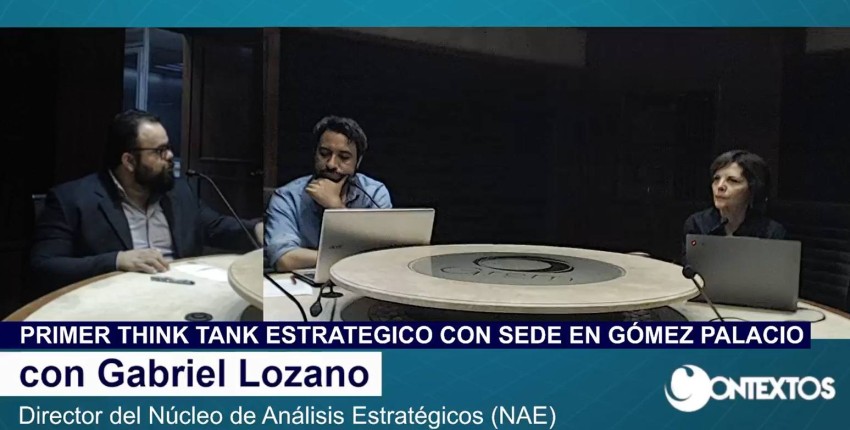 Gabriel Lozano interviewing on the role of think tanks in Northern Mexico on a local radio program